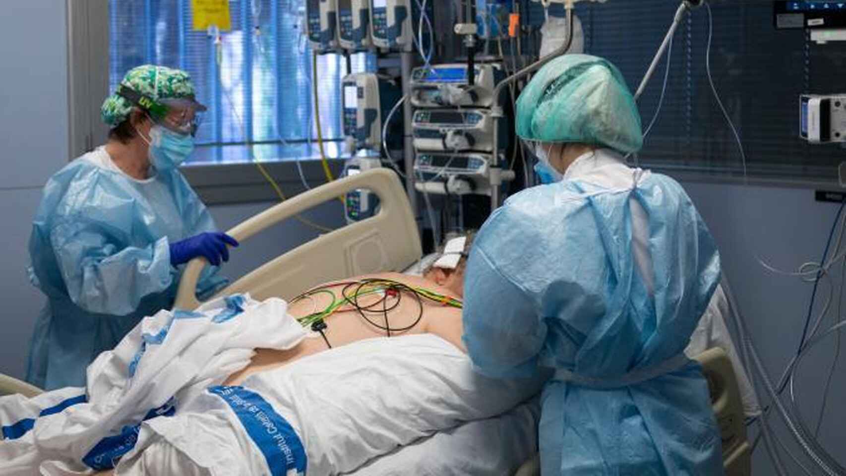 Un enfermo con Covid, atendido en un hospital.