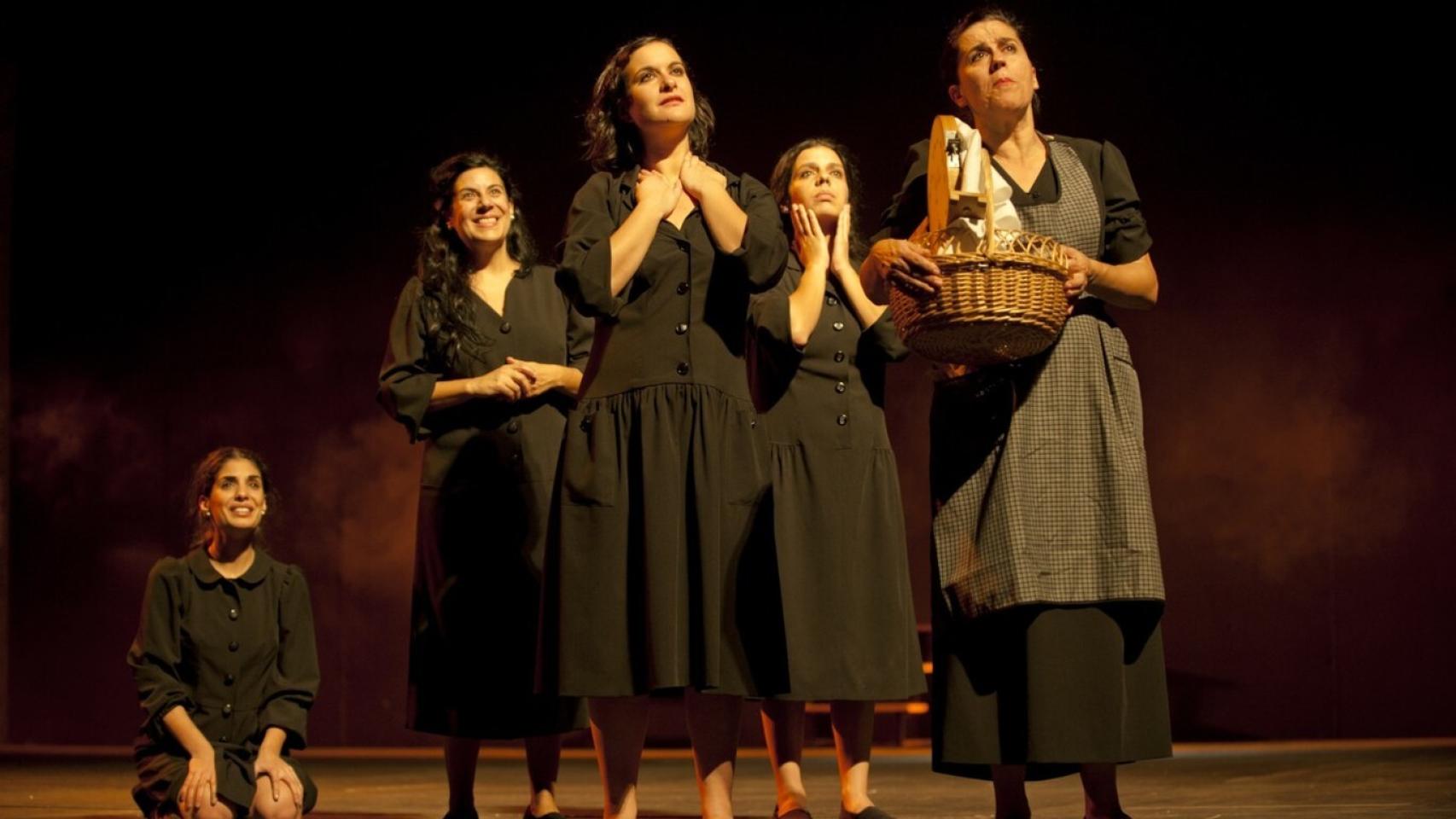 Varias actrices interpretan una obra de Lorca en el teatro.