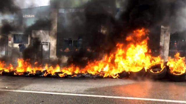 Neumáticos ardiendo a la entrada de Vestas, en Viveiro (Lugo).