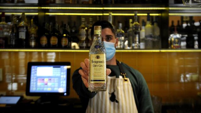 Un hostelero sostiene una de las pocas botellas de Seagram's que hay en la calle Ponzano de Madrid.