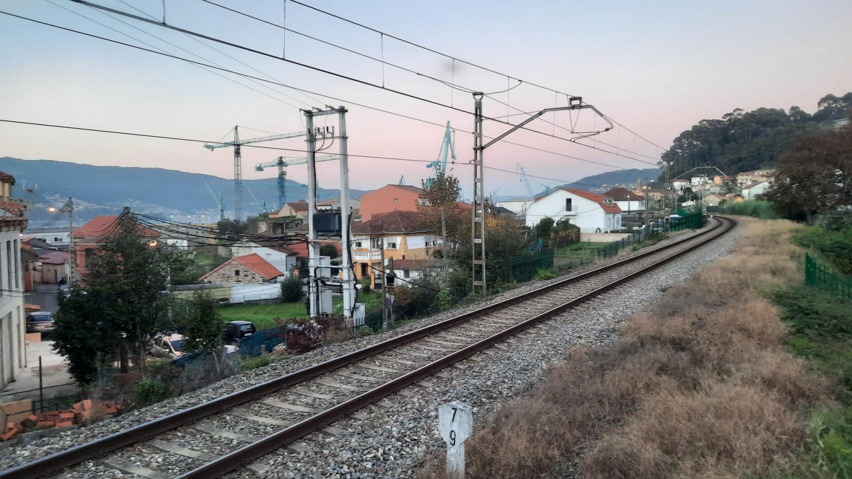Línea del tren entre Rande y Guixar, a su paso por la zona de Ríos en Teis.