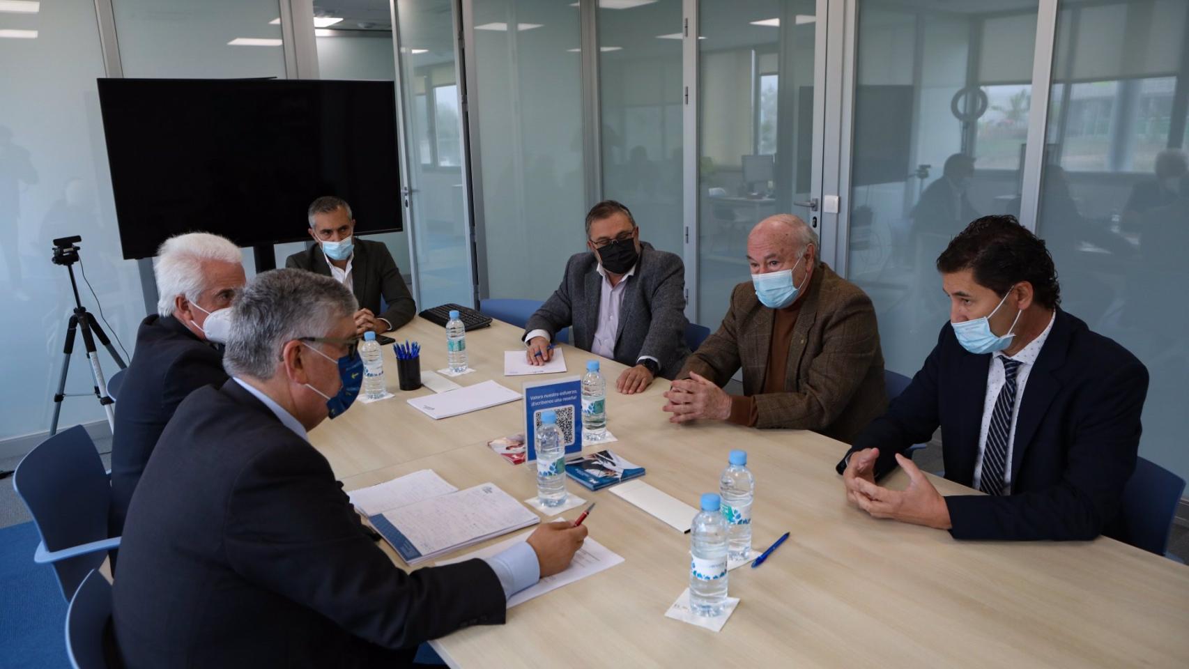 Reunión del presidente de la Confederación de Empresarios de Galicia (CEG), Juan Manuel Vieites, con la Asociación de Empresarios de Mos (Aemos)