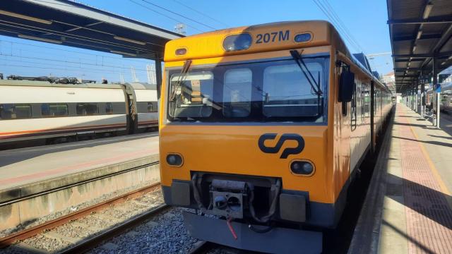 Tren Celta que une Vigo con Oporto operado por Comboios de Portugal, estacionado en Guixar.