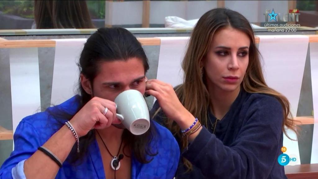 Luca y Cristina Porta durante su 'carpeta' increíble. ¡Se ríen de nosotros!