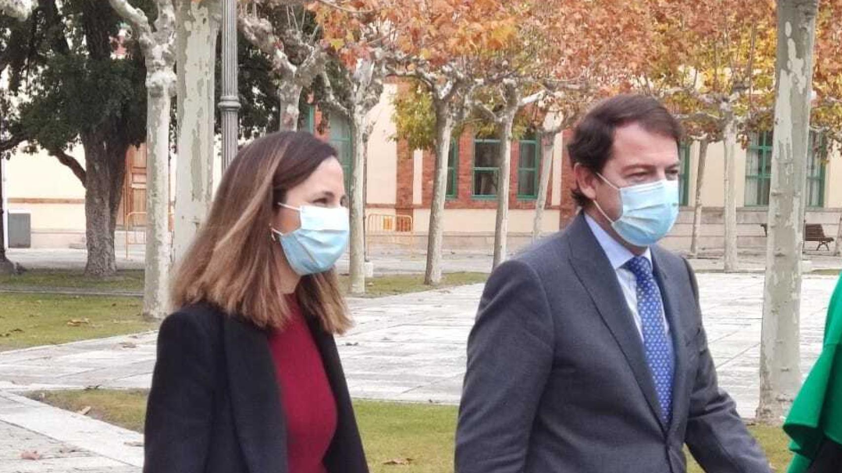 La ministra de Derechos Sociales, Ione Belarra, junto al presidente de Castilla y León, Mañueco, en su reunión en Valladolid