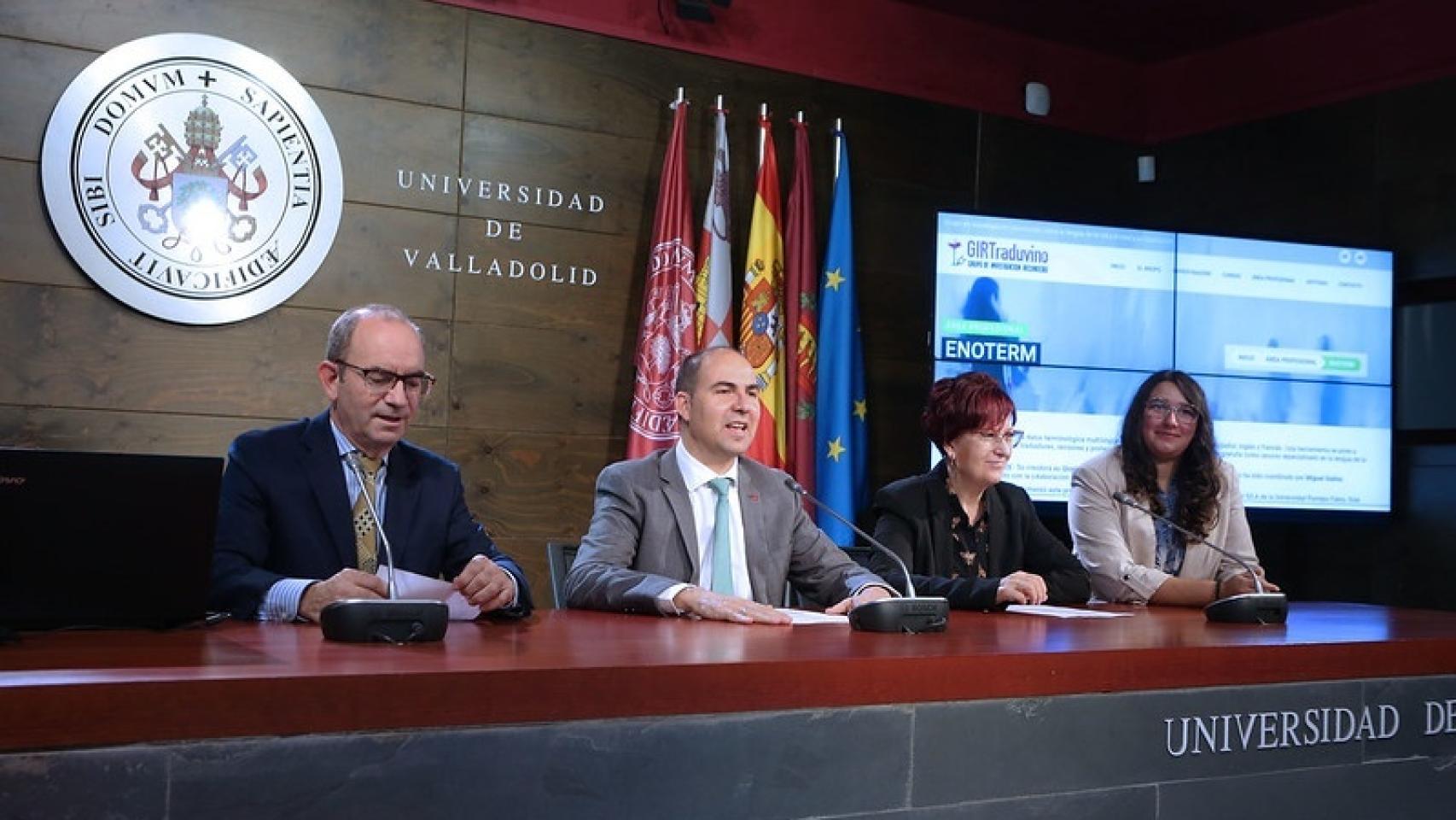 De izquierda a derecha, Miguel Ibáñez (director Gir Traduvino), Oscar Martínez (vicerrector), Gloria Martínez (creadora) e Inés (investigadora)