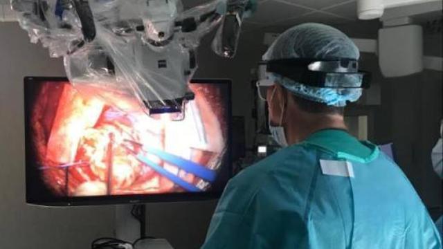 Un cirujano opera a un paciente con la ayuda de un robot.