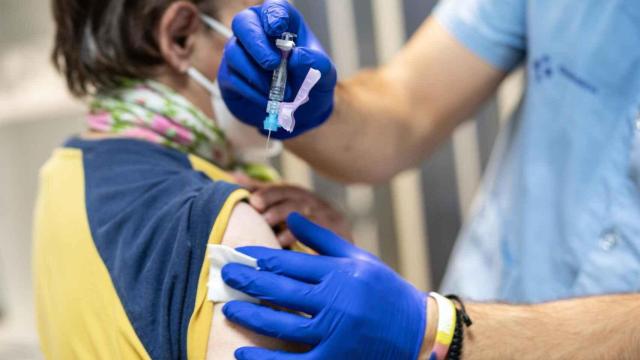 Una persona vacunándose