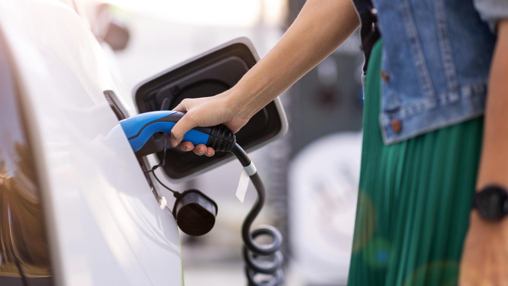 Imagen de un coche eléctrico durante el proceso de carga.