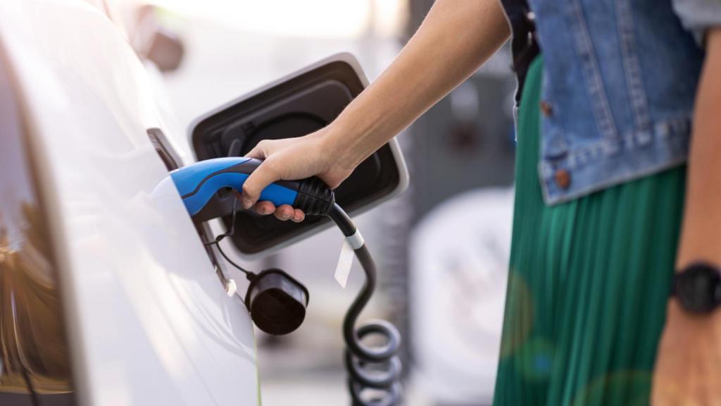 Imagen de un coche eléctrico durante el proceso de carga.