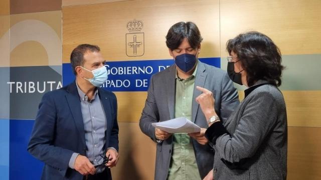 El consejero de Ciencia, Innovación y Universidad, Borja Sánchez; la vicerrectora de Transferencia y Relaciones con la Empresa de la Universidad de Oviedo, Susana Menéndez; y el director de la cátedra, Fernando Rubiera, durante la presentación del informe.