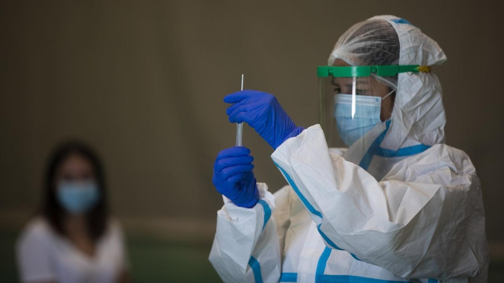 Una sanitaria realiza un test de antígeno a un posible contagiado con Covid-19. EP