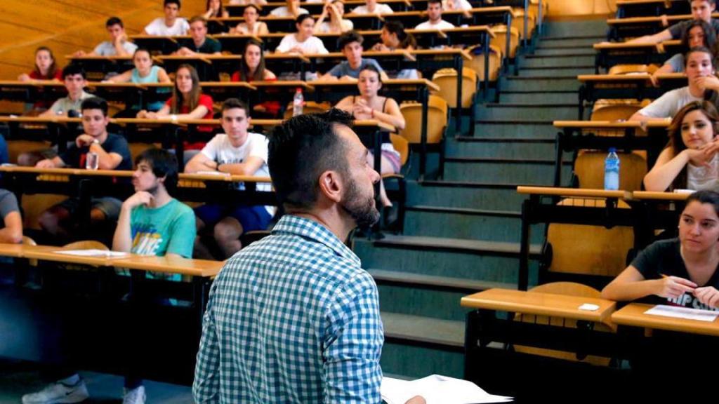 Un profesor de universidad, durante unas clases en una imagen de archivo.