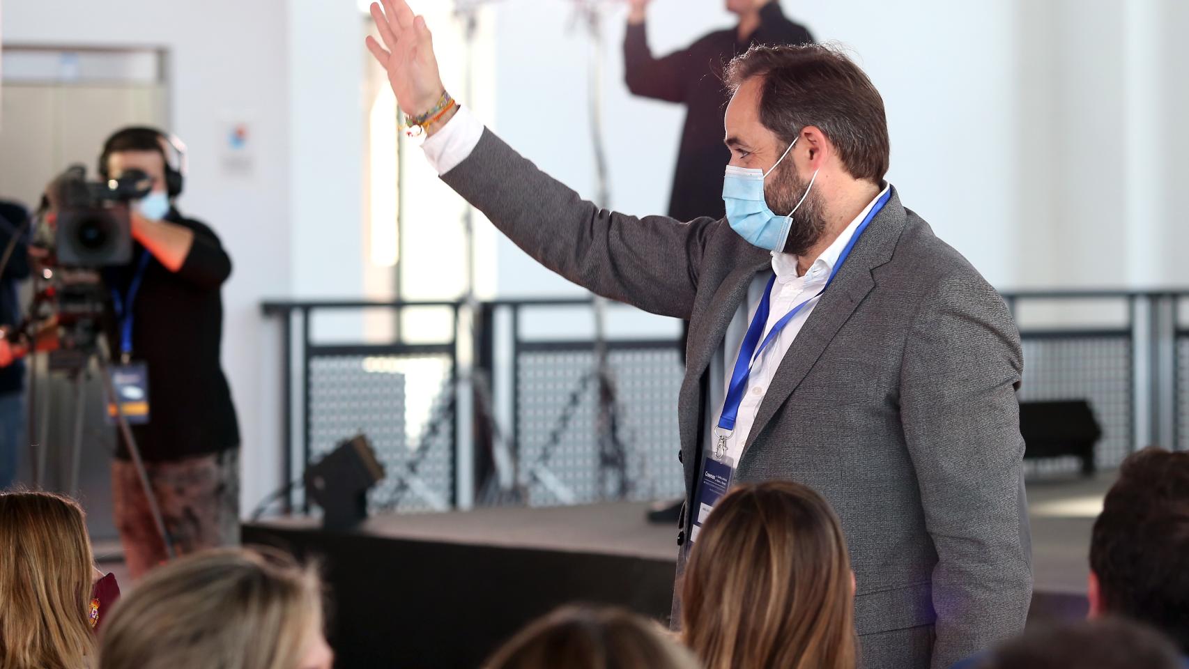 Paco Núñez saluda a su llegada al Congreso Autonómico del PP de Castilla-La Mancha.