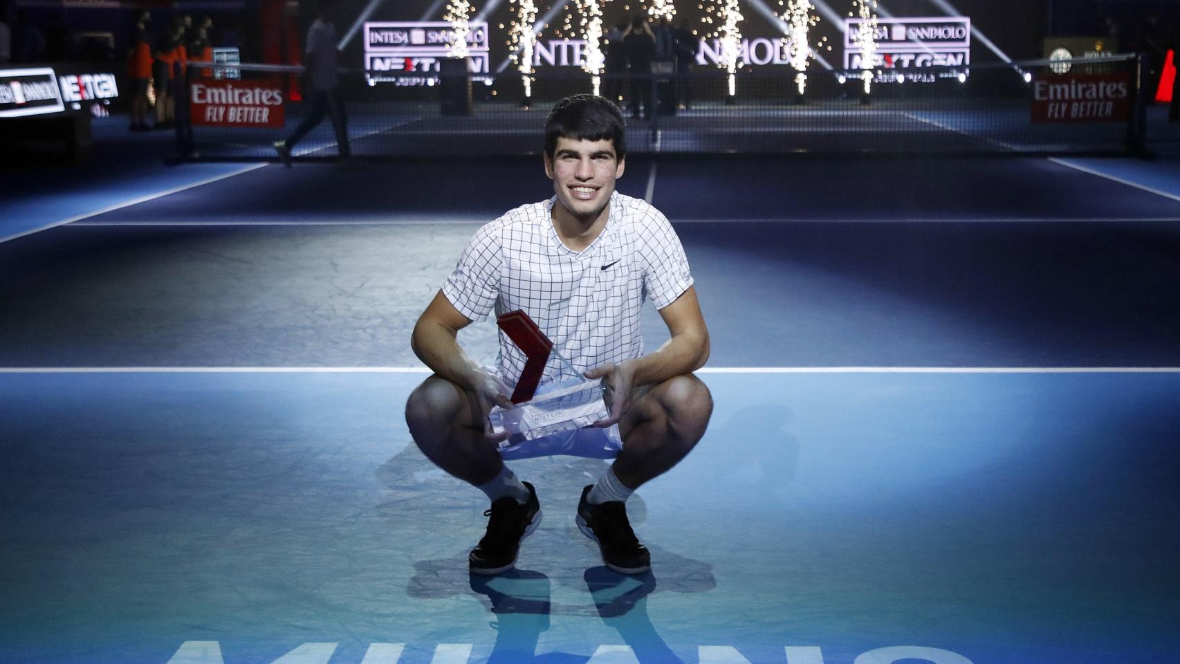Alcaraz, con el título de campeón en Milán.