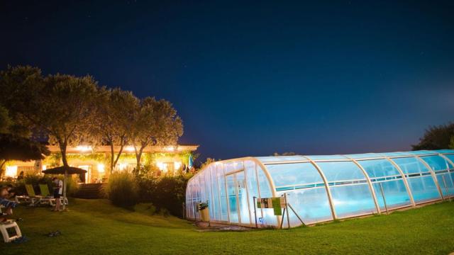 El camping 'Mirador de Cabañeros' cuenta con piscina cubierta.