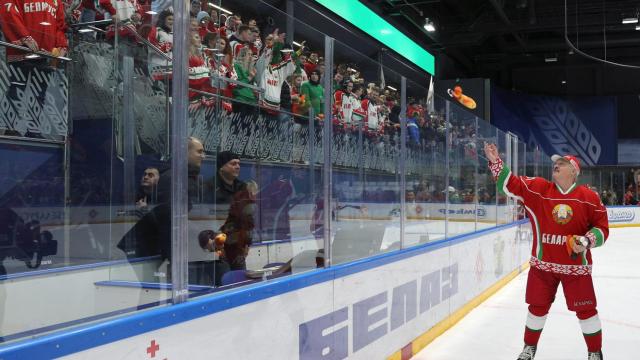 El presidente bielorruso Alexander Lukashenko durante un partido de hockey