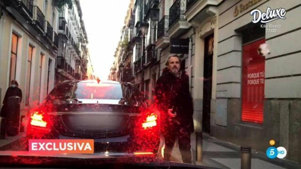 Miguel Bosé durante su desencuentro con el reportero de 'Viva la vida'.