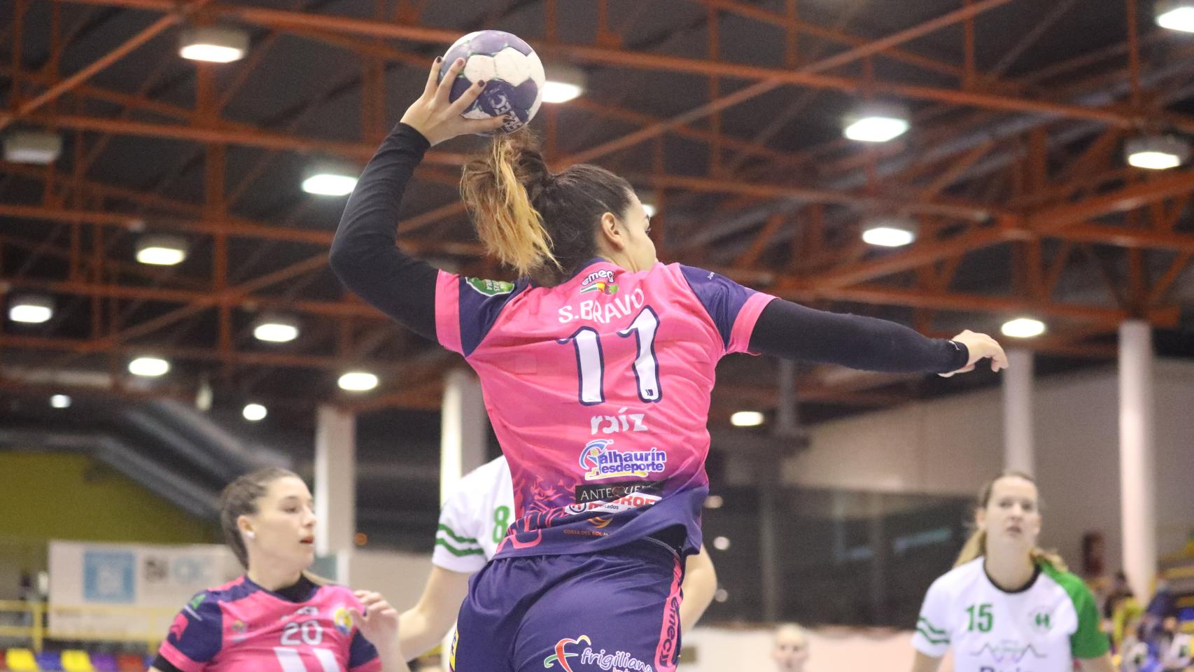 Una jugadora del Balonmano Costa del Sol
