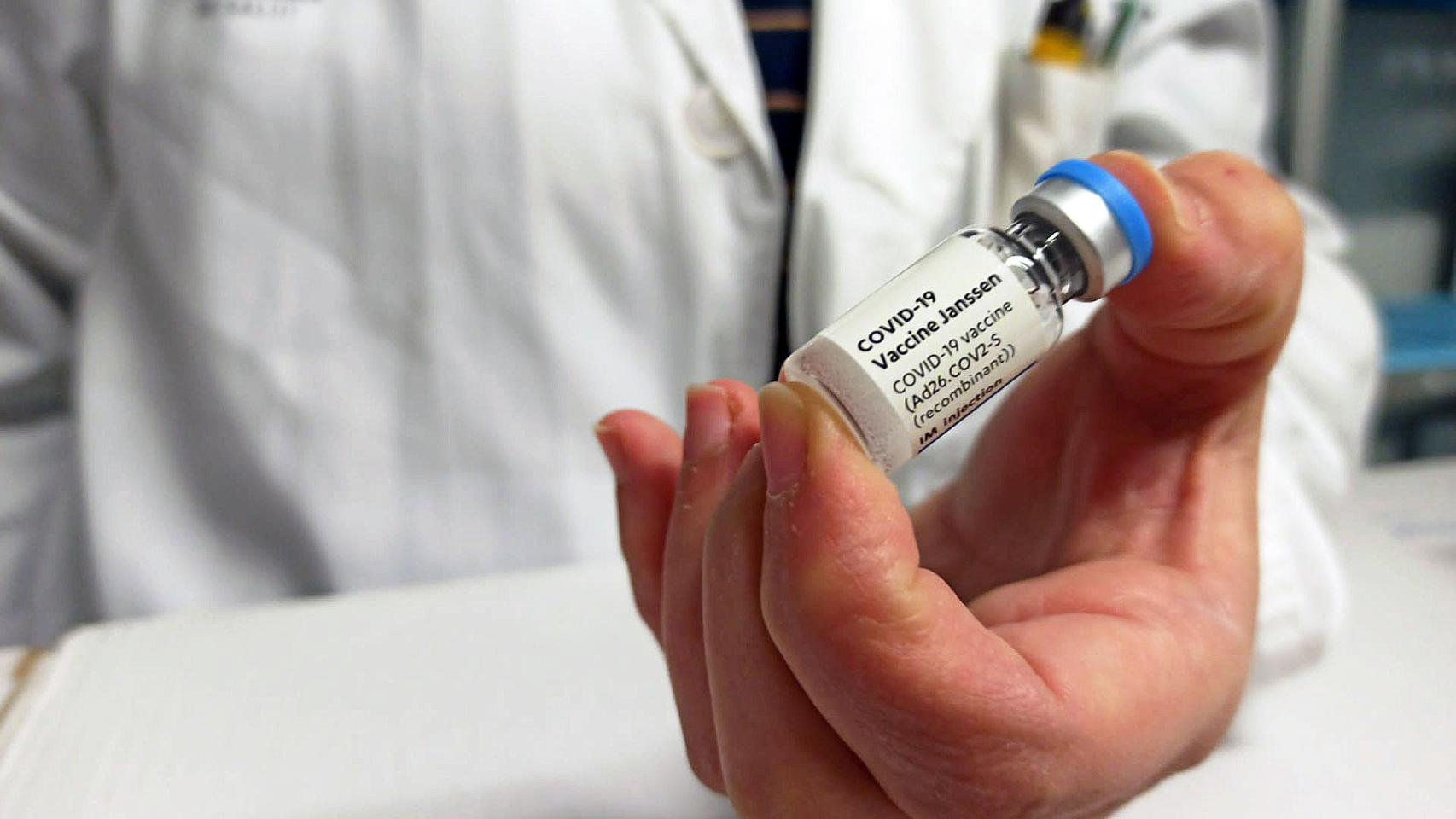 Un sanitario con un vial con la vacuna de Janssen, en imagen de archivo.