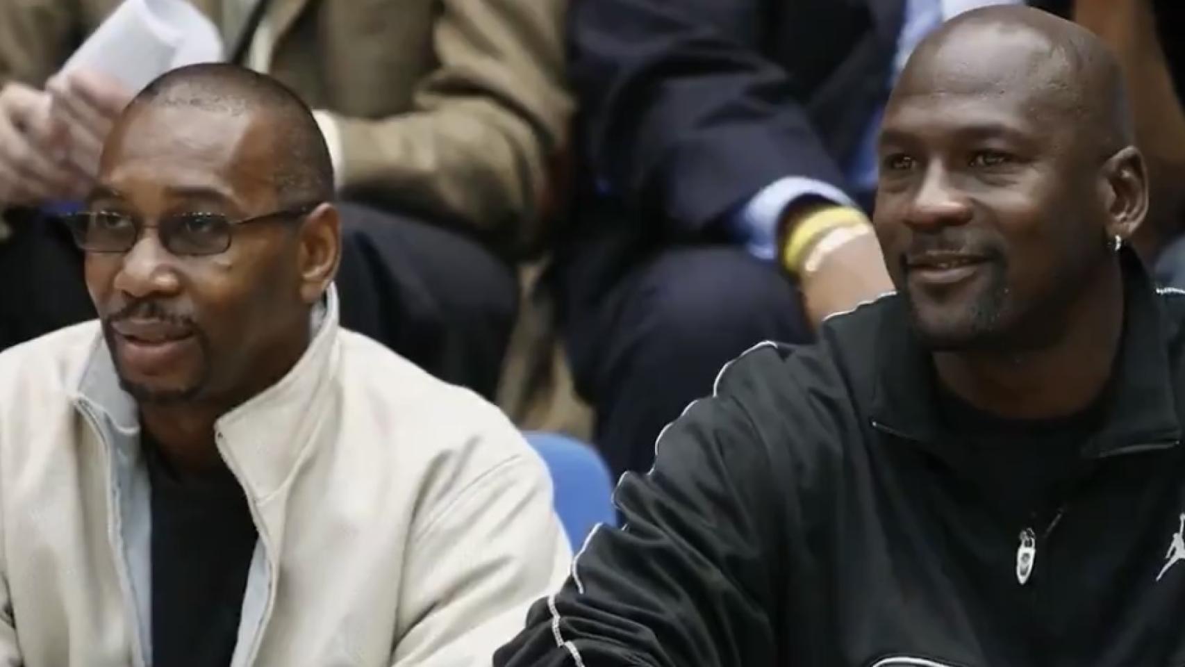 Larry Miller junto a Michael Jordan durante un partido