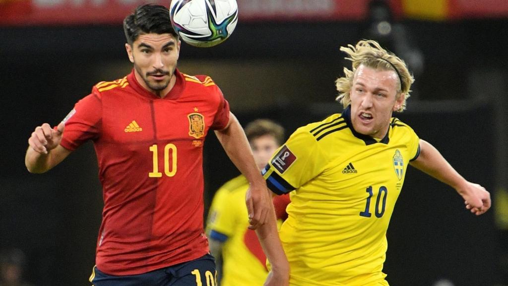 Carlos Soler pugna por un balón con Emil Forsberg