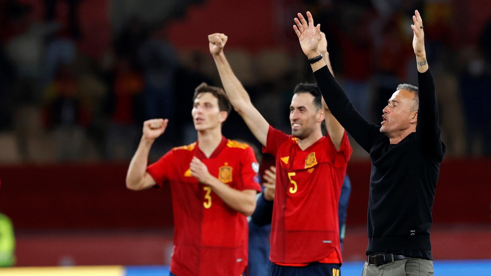 Luis Enrique celebra con los jugadores el pase al Mundial