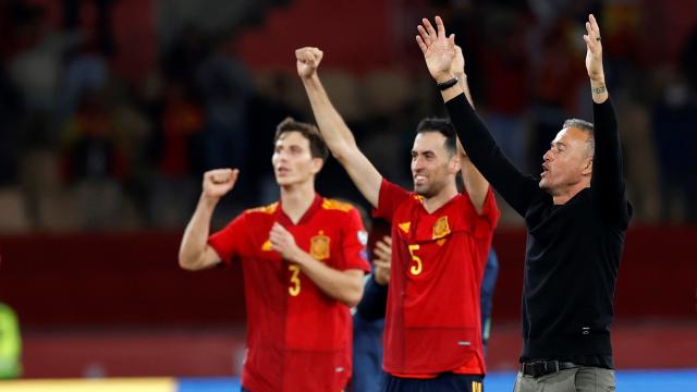 Luis Enrique celebra con los jugadores el pase al Mundial
