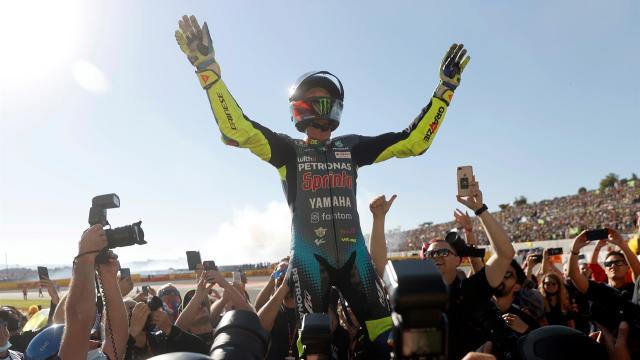 Valentino Rossi, con los brazos en alto, se despide de la afición tras su última carrera en Cheste.