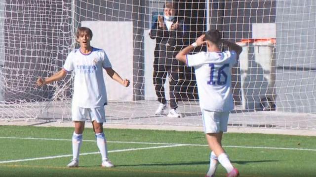 Pol Fortuny celebra su gol al Aluche