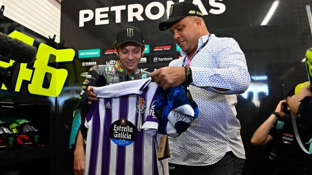 Ronaldo hace entrega a Valentino Rossi de la camiseta del Real Valladolid