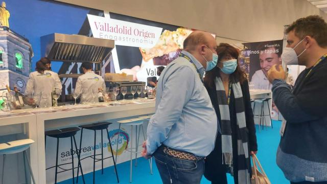 Ana Redondo y Jaime Fernández durante la visita al stand de Valladolid