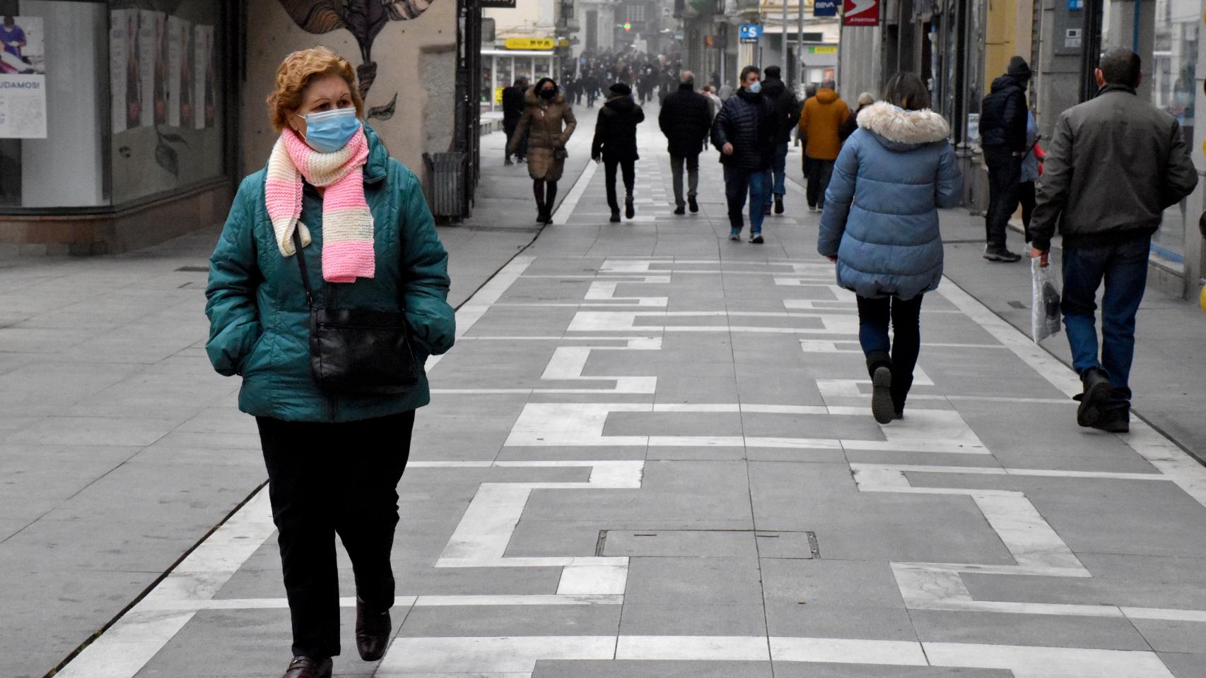 Varias personas pasean por Zamora