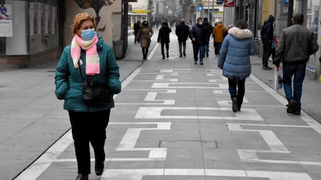 Una mujer con mascarilla.