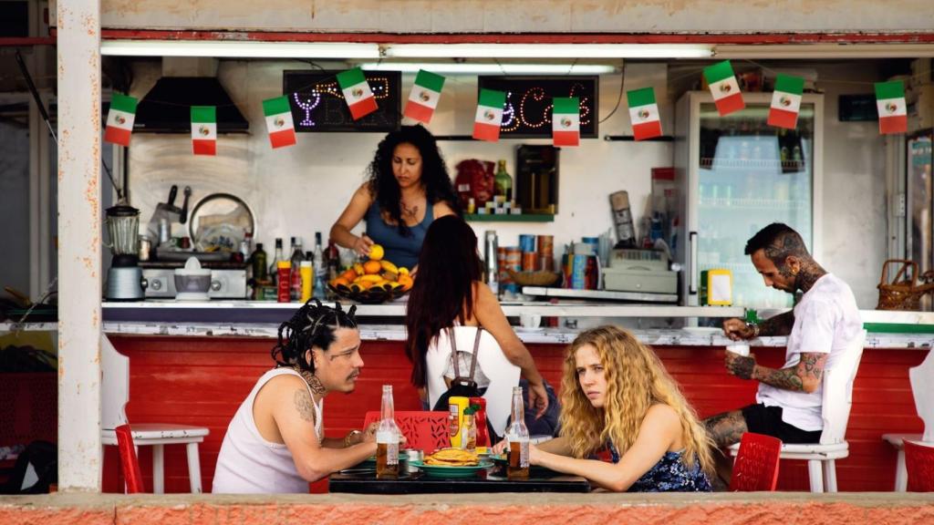 Julie y ChavoXXX viven una relación explosiva con fecha de caducidad.