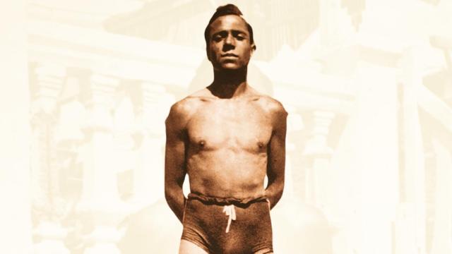 La exposición 'A Plena Luz' repasa la vida del poeta a través de objetos y fotos de su legado.