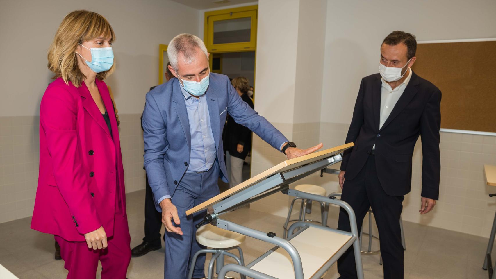 La ministra y el alcalde han revistado esta mañana el IES Vicente Verdú, que se inaugurará el curso que viene.