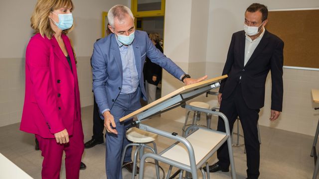 La ministra y el alcalde han revistado esta mañana el IES Vicente Verdú, que se inaugurará el curso que viene.