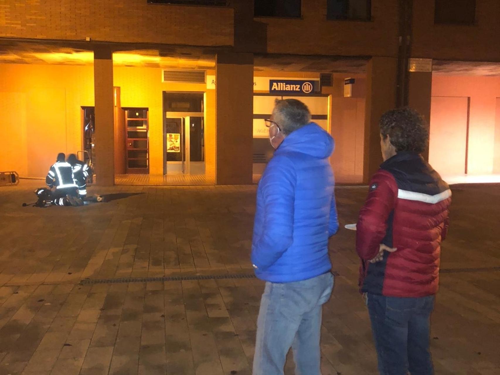Los bomberos intervienen en el incendio de la vivienda en Ponferrada