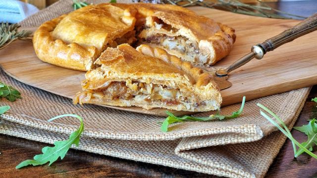 Empanada gallega de bacalao con pasas, con masa casera y deliciosa