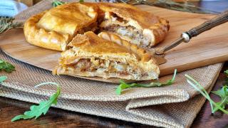 Empanada gallega de bacalao con pasas, con masa casera y deliciosa