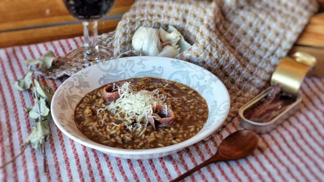 Risotto de ajo negro y anchoa, una combinación sorprendente
