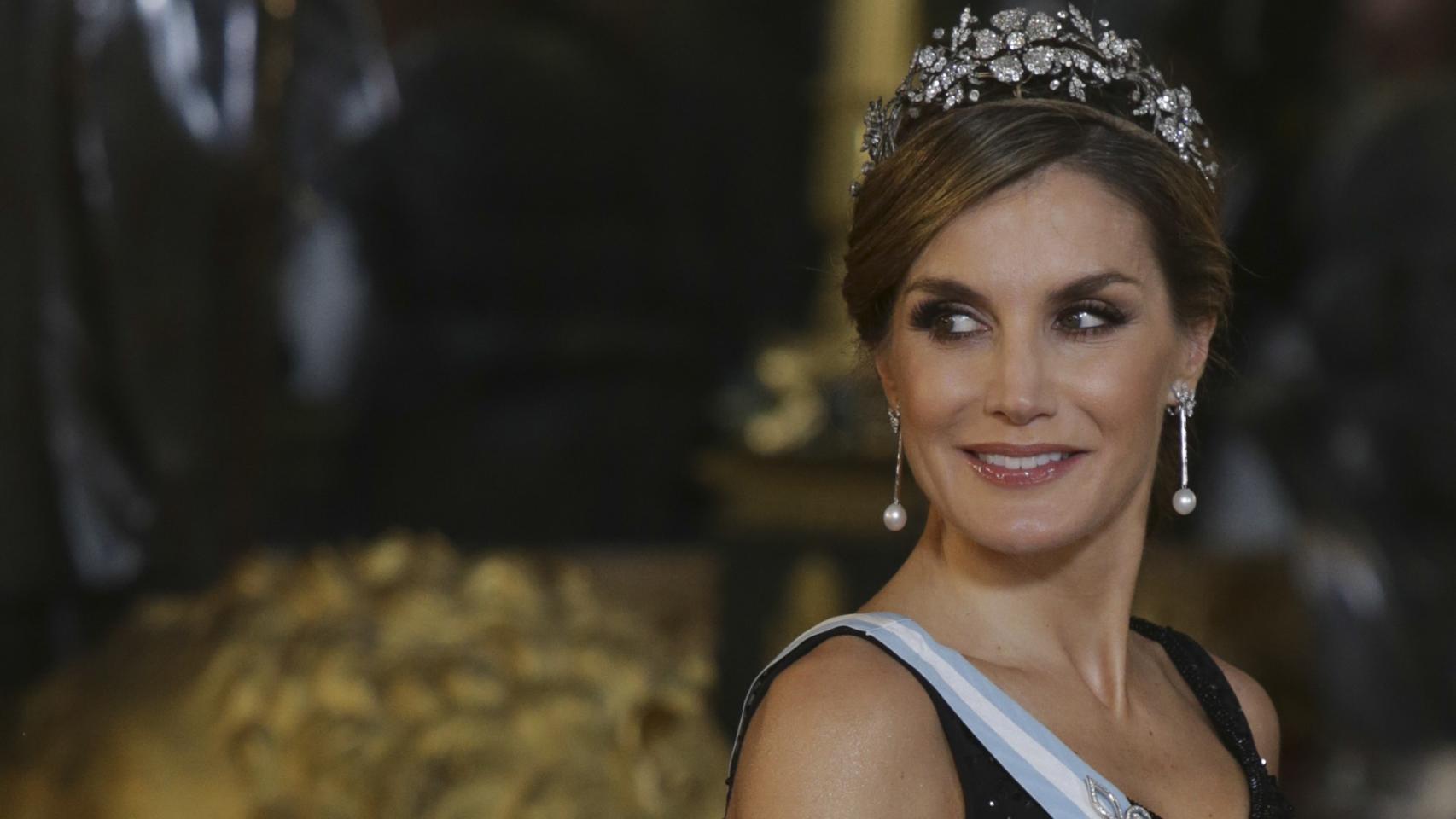 La reina Letizia siempre deslumbra con sus looks de gala.