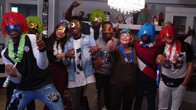 Emilia Lozano con los adolescentes del centro de acogida en las Navidades de 2019.