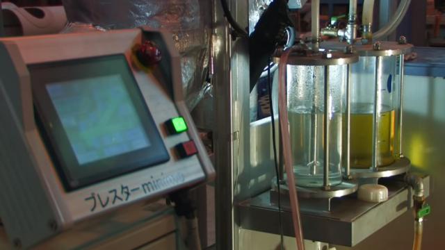 Crean una máquina que transforma las bolsas de plástico en combustible.