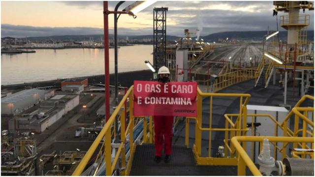 Protesta en la regasificadora de Reganosa en A Coruña.