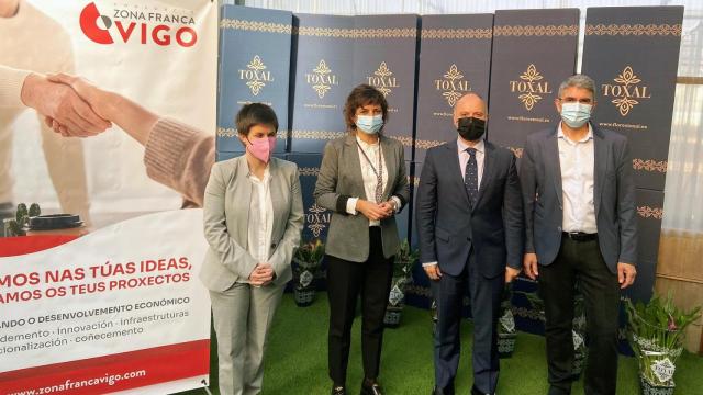 David Regades junto a los tres regidores durante la firma del protocolo.