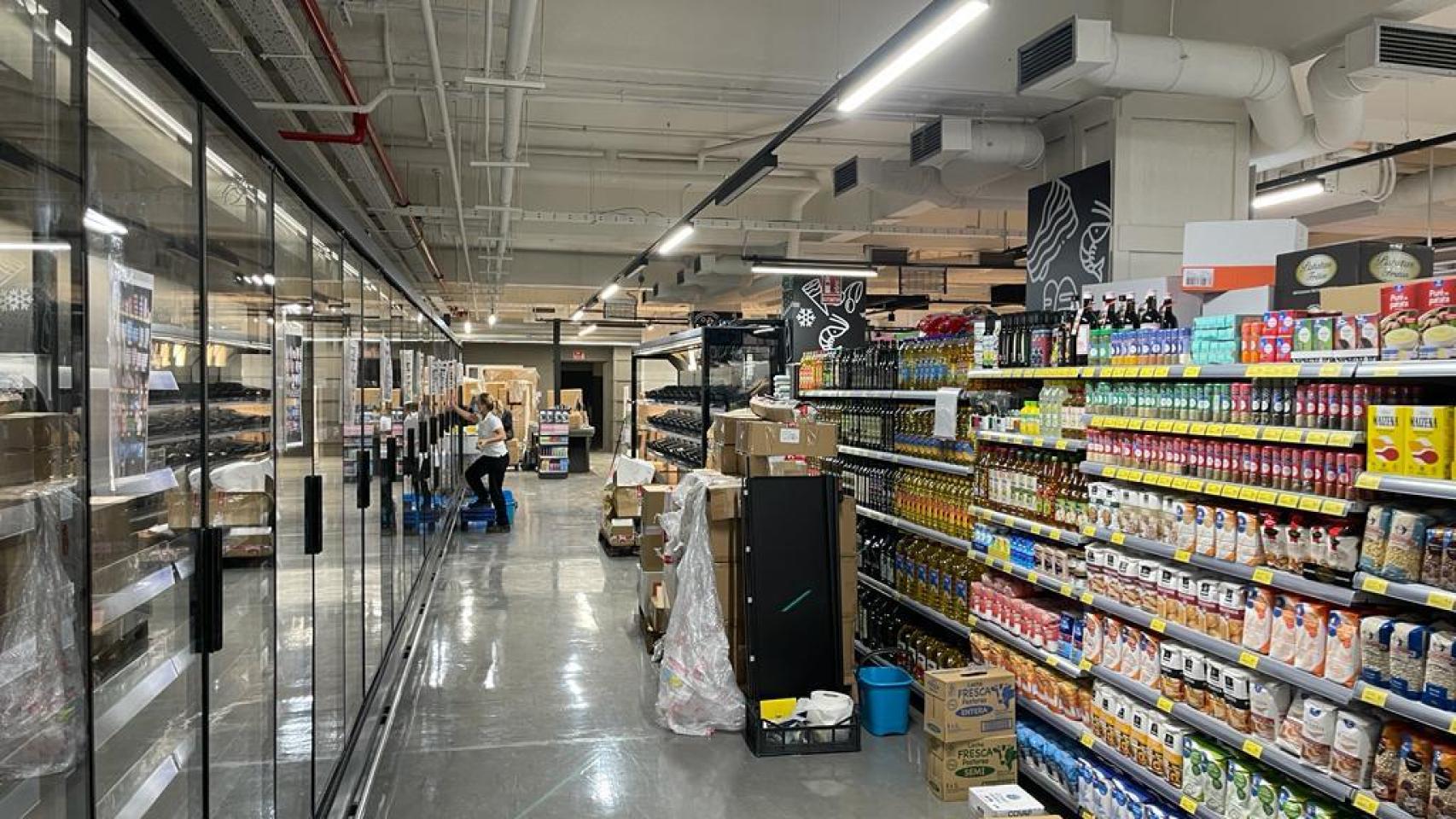 Interior de un súper de Maskom.