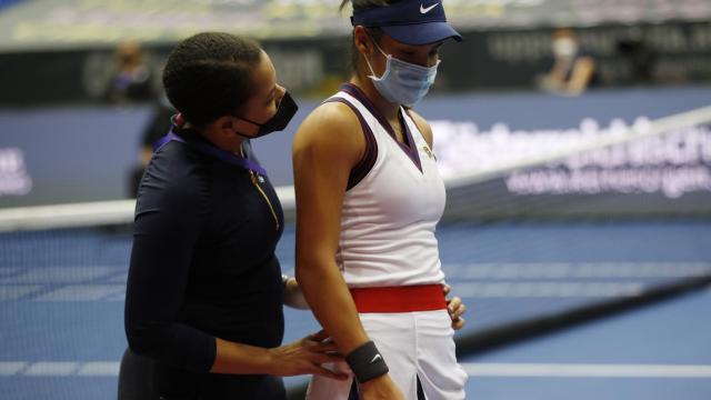 Emma Raducanu en el torneo de Linz conversando con las asistencias