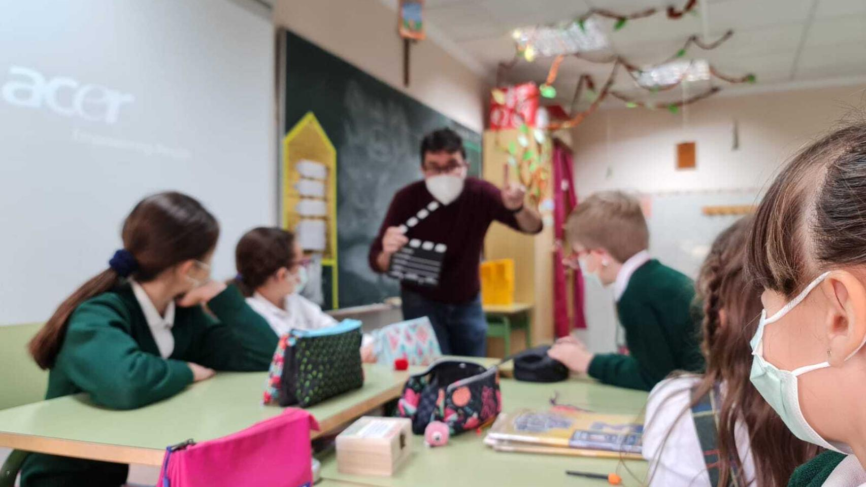 Un profesor con sus alumnos. Imagen de archivo